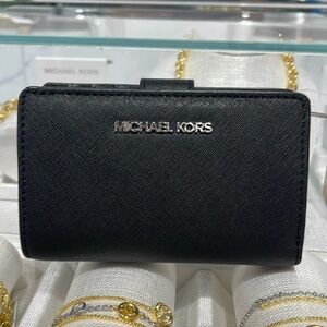 Michael Medium Crossgrain Leather Bifold Wallet
Black
NWT